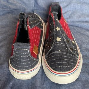 NIB Blowfish Play rw&b navy star patriotic US 9